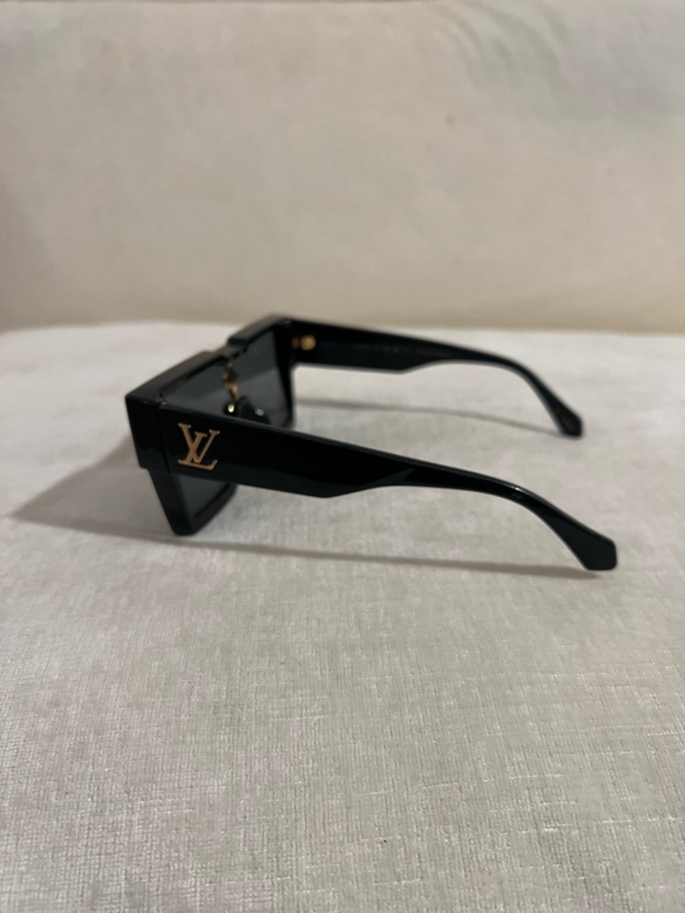 Louis Vuitton Black Oversized Geometric Sunglasses with Decorative Emblem - Picture 4 of 6